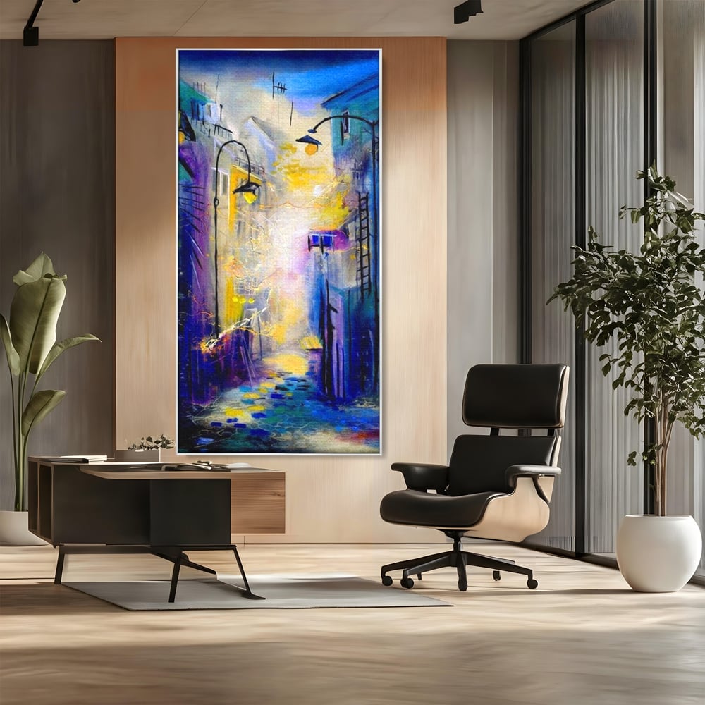 Tablou canvas cu pictura stradala cu iluminat nocturn, in rama de aluminiu argintiu, pe perete intr-un birou